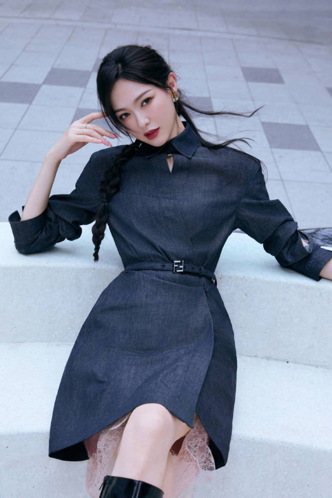 唐嫣穿深色衬衫裙拍园林大片！秀玲珑身材美腿吸睛