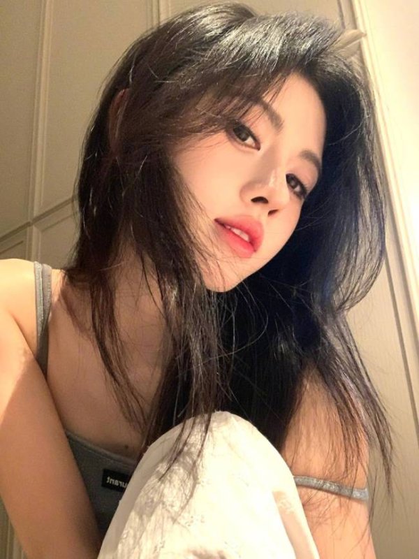 炒股配资指数平台 鞠婧祎穿吊带身材纤细锁骨吸睛 对镜甜笑又纯又欲