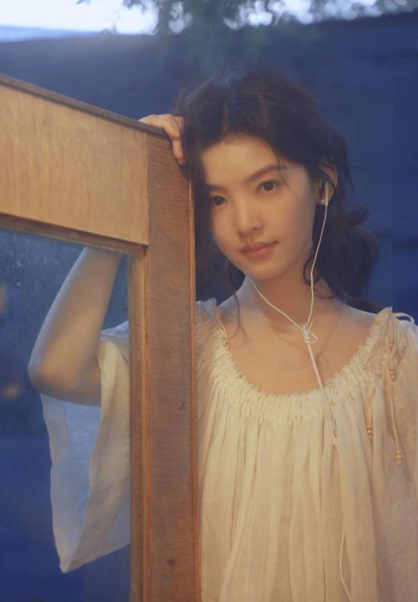 股票配资行业门户网站 章若楠穿白裙化身港风女郎 夕阳下漫步清纯又温柔